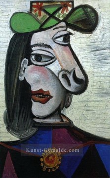 Pablo Picasso Werke - Frau au chapeau vert et broche 1941 kubist Pablo Picasso